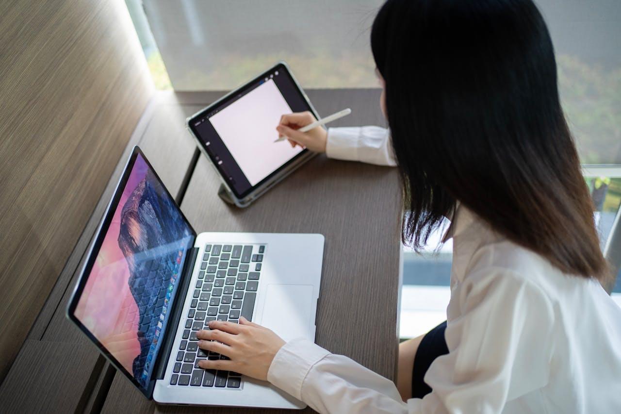 Рабочее место с планшетом и блокнотом